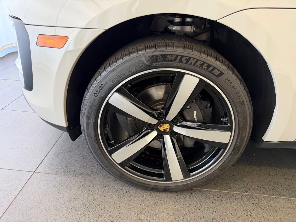 Certified 2026 Porsche Macan AWD/4WD image 10