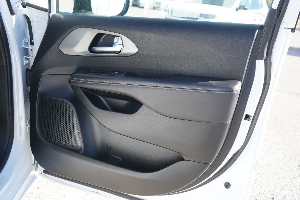 Used 2025 Chrysler Pacifica Select FWD image 18
