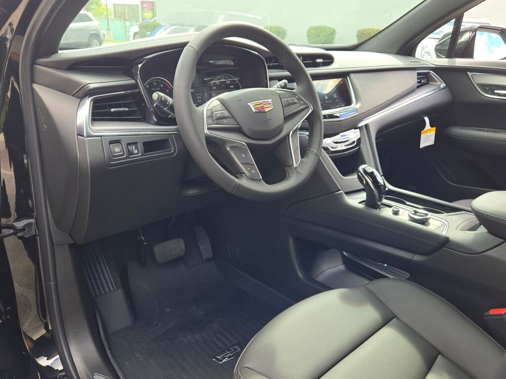 New 2025 Cadillac XT5 Luxury w/ LPO, Red Accent Package image 23
