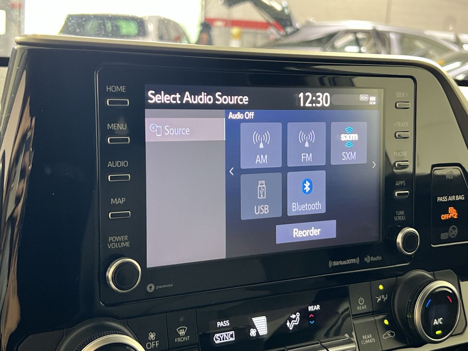 Used 2020 Toyota Highlander LE AWD/4WD image 18