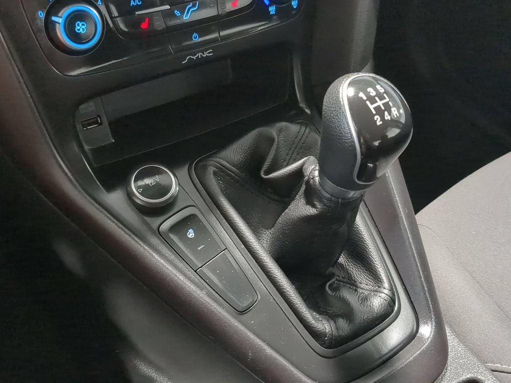 Used 2016 Ford Focus SE w/ SE Cold Weather Package FWD image 32