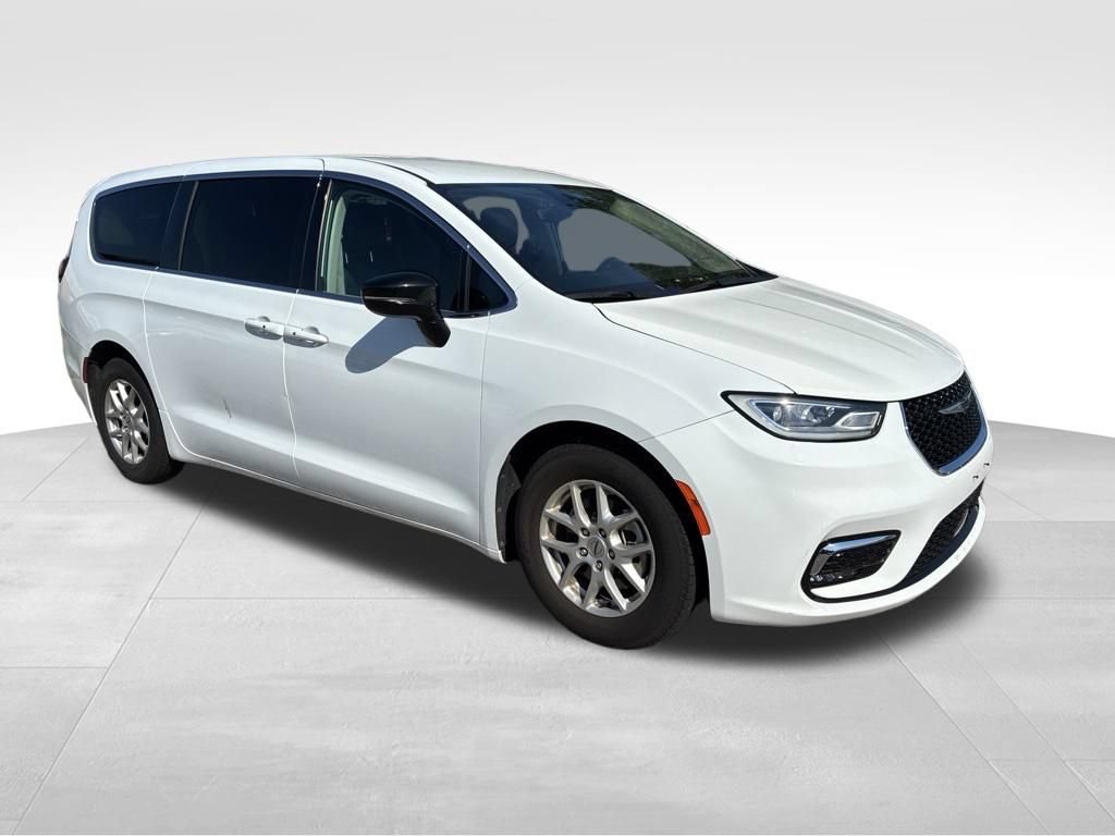 Used 2024 Chrysler Pacifica Touring-L FWD image 8