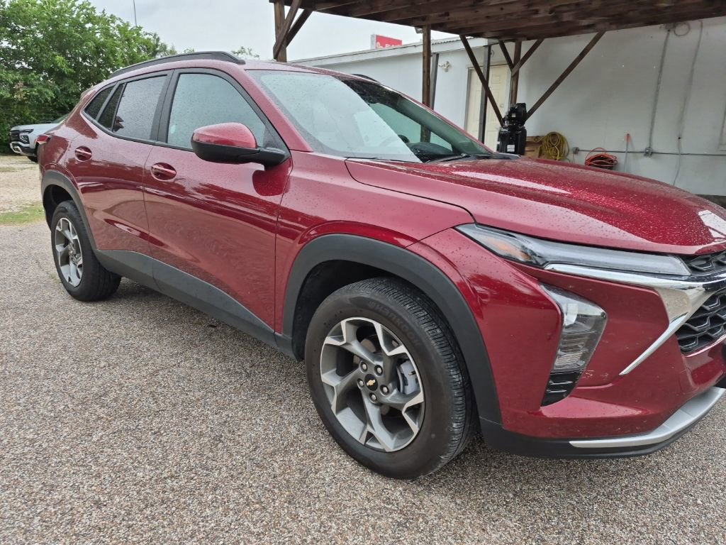 Used 2025 Chevrolet Trax LT w/ LT Convenience Package FWD image 4