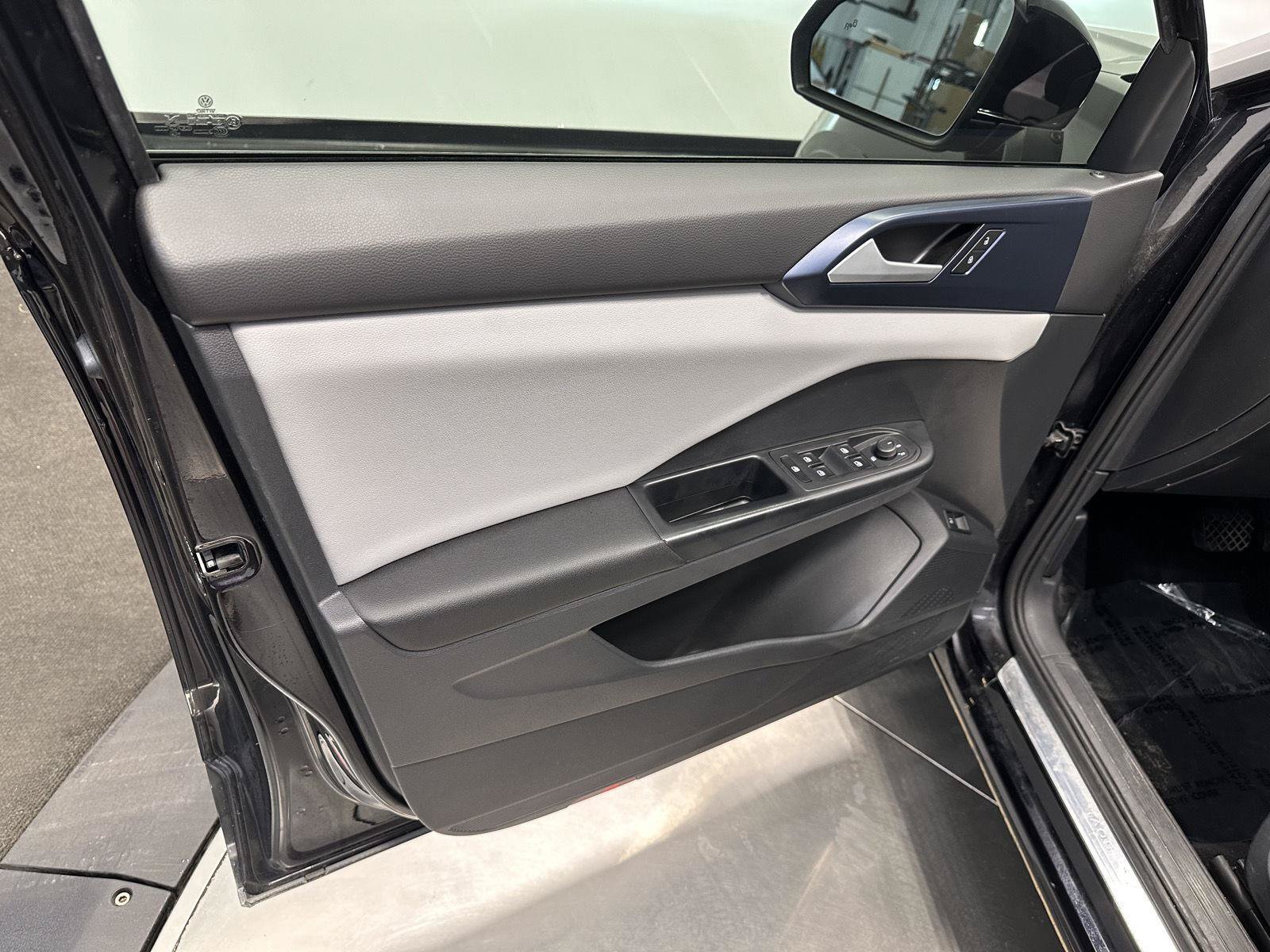 Used 2022 Volkswagen Taos SE w/ Panoramic Sunroof Package FWD image 13