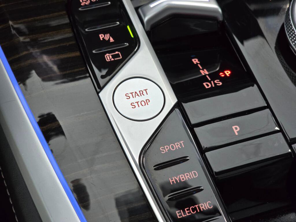 Used 2025 BMW X5 xDrive50e image 37