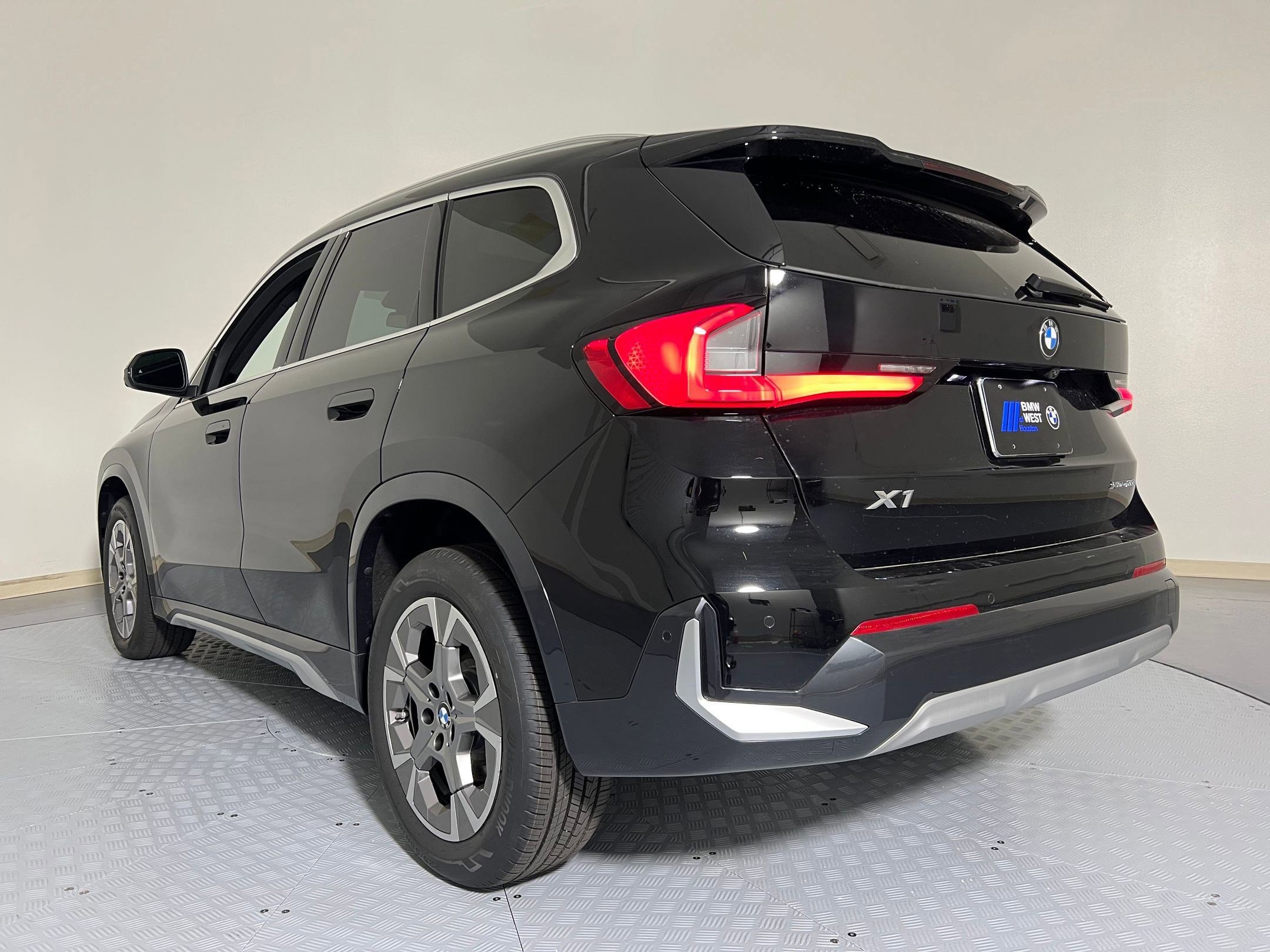 Used 2025 BMW X1 xDrive28i w/ Technology Package image 3