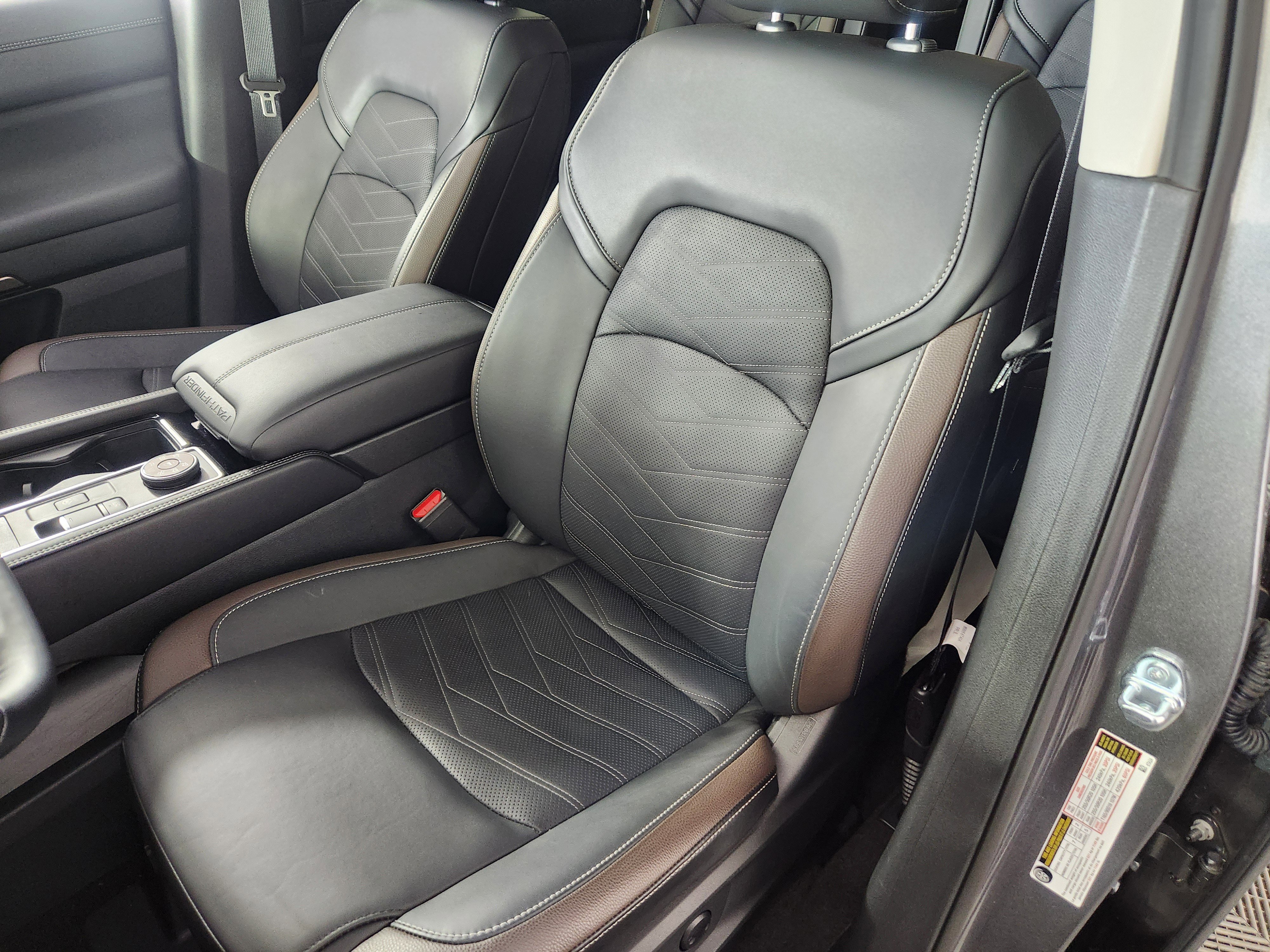 Used 2025 Nissan Pathfinder Platinum image 12