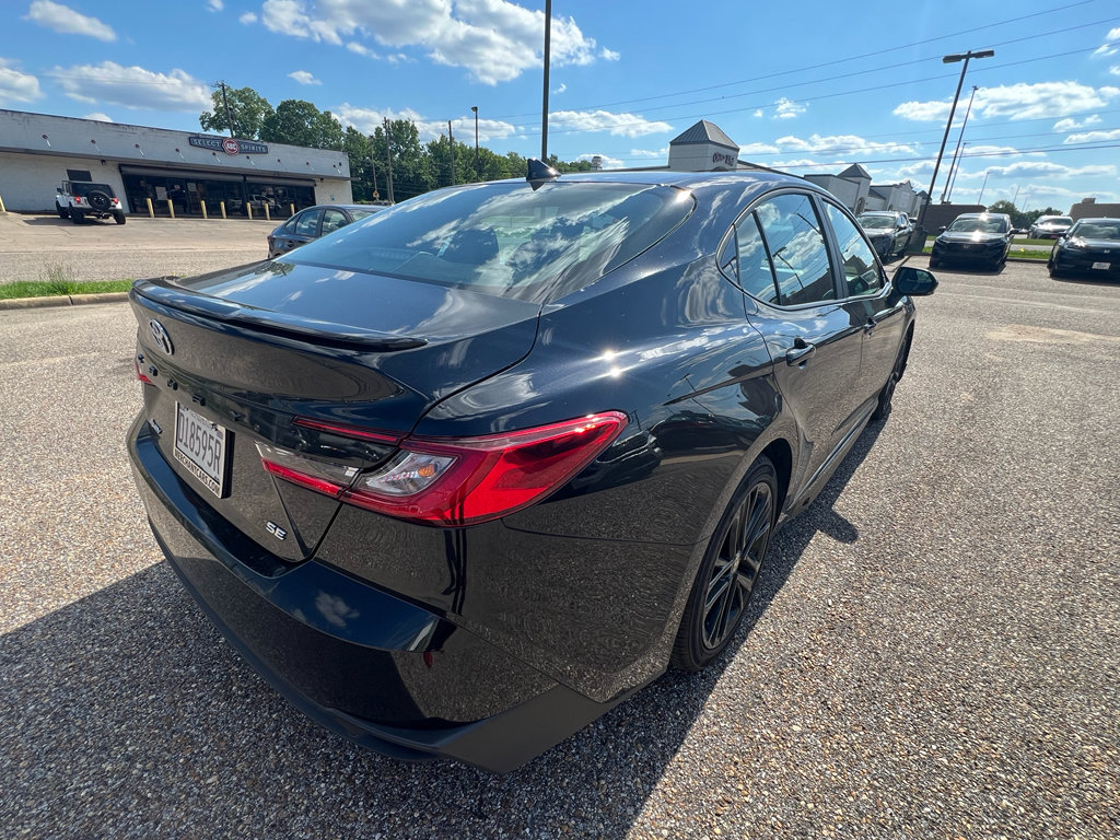Used 2025 Toyota Camry SE FWD image 9