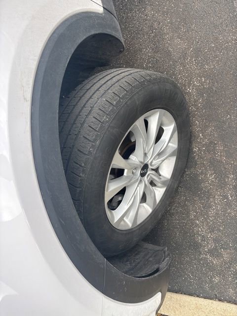 Used 2022 Kia Telluride LX image 2