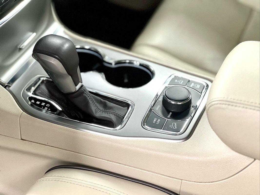 Used 2020 Jeep Grand Cherokee Overland AWD/4WD image 36