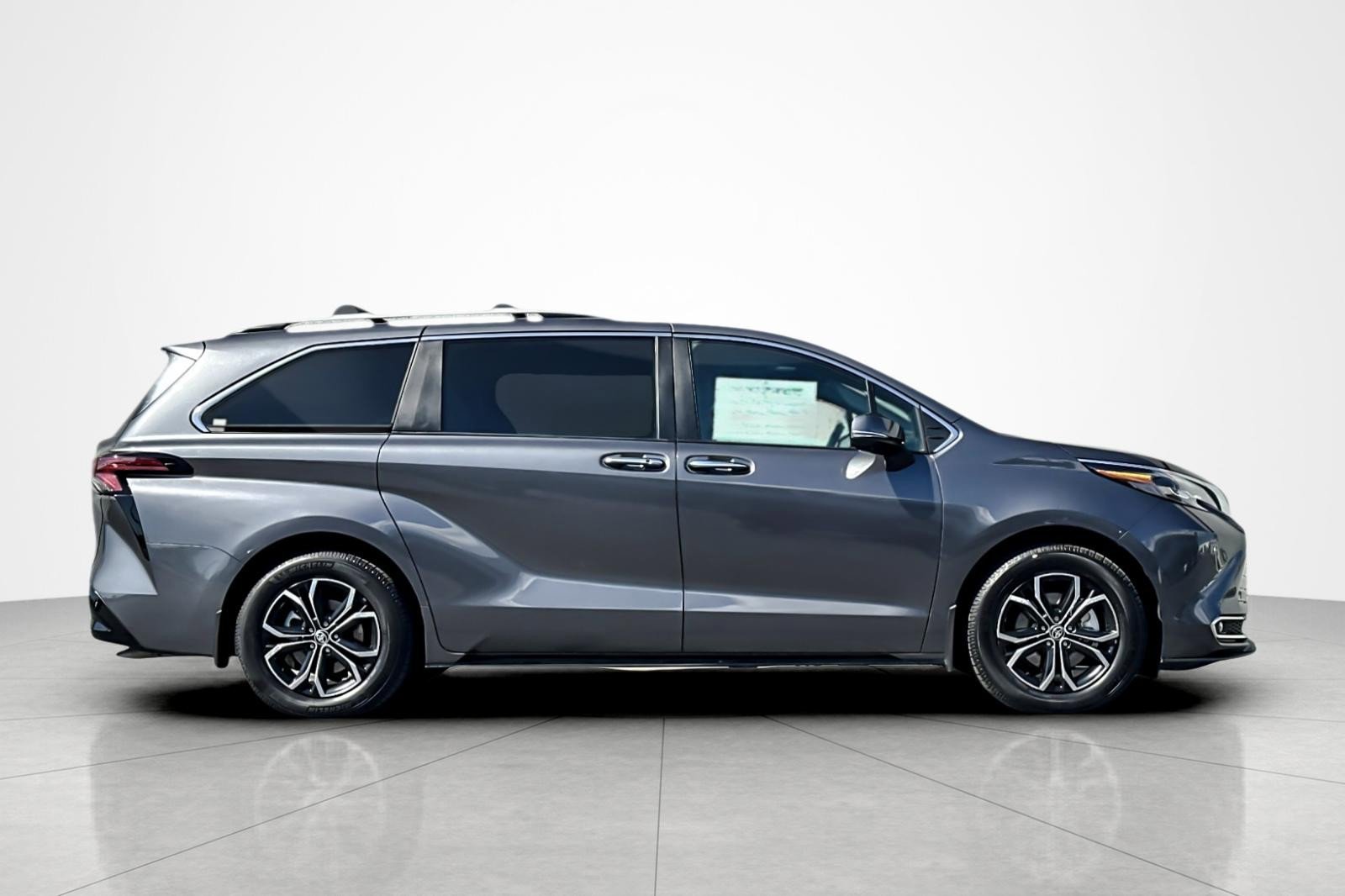 Used 2025 Toyota Sienna Platinum AWD/4WD image 6