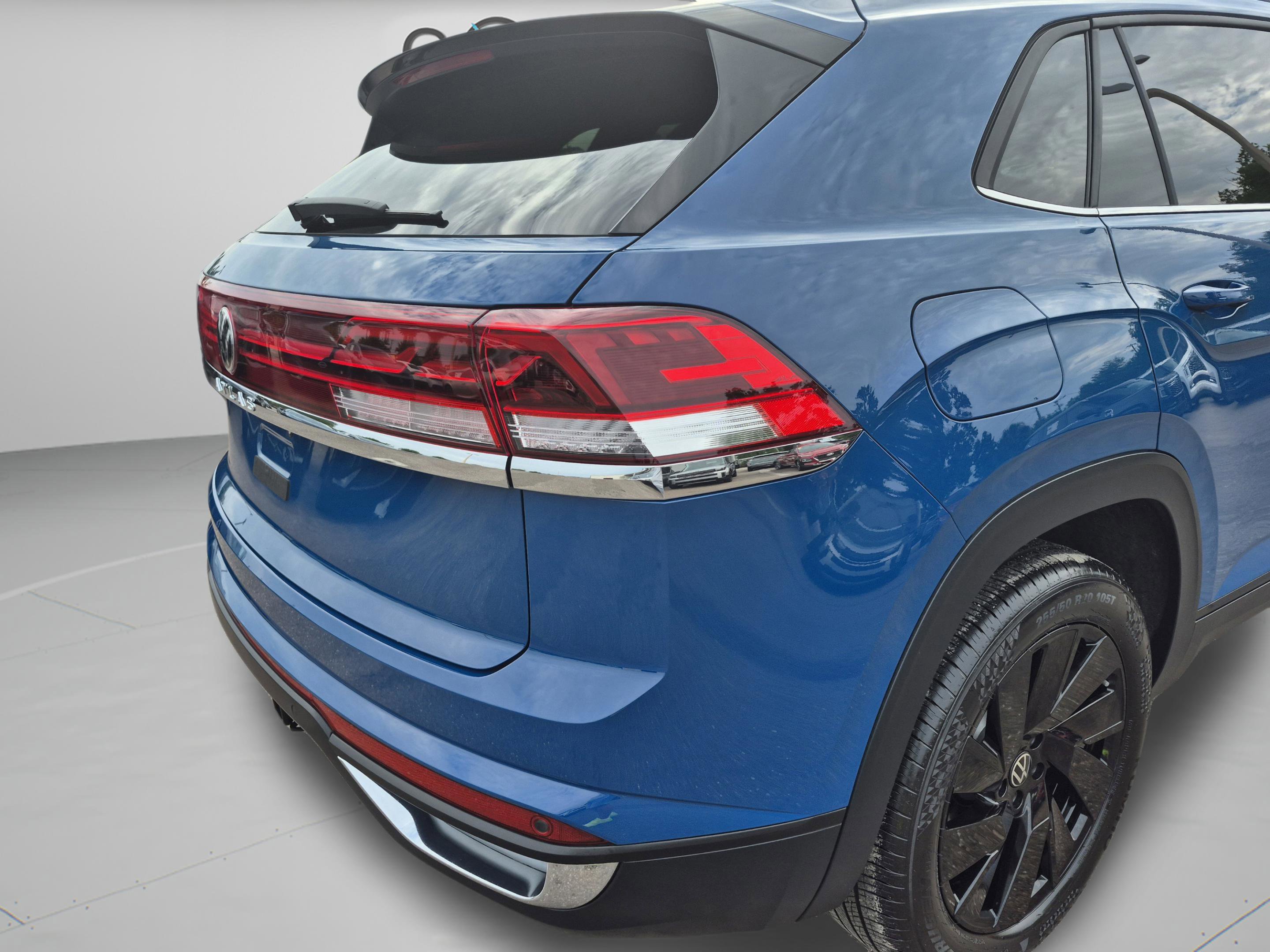 Used 2025 Volkswagen Atlas Cross Sport SE FWD image 33