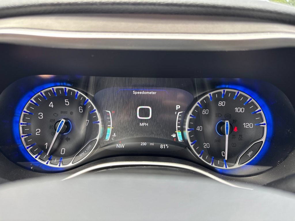New 2027 Chrysler Pacifica Limited w/ Family Tech Group AWD/4WD image 40