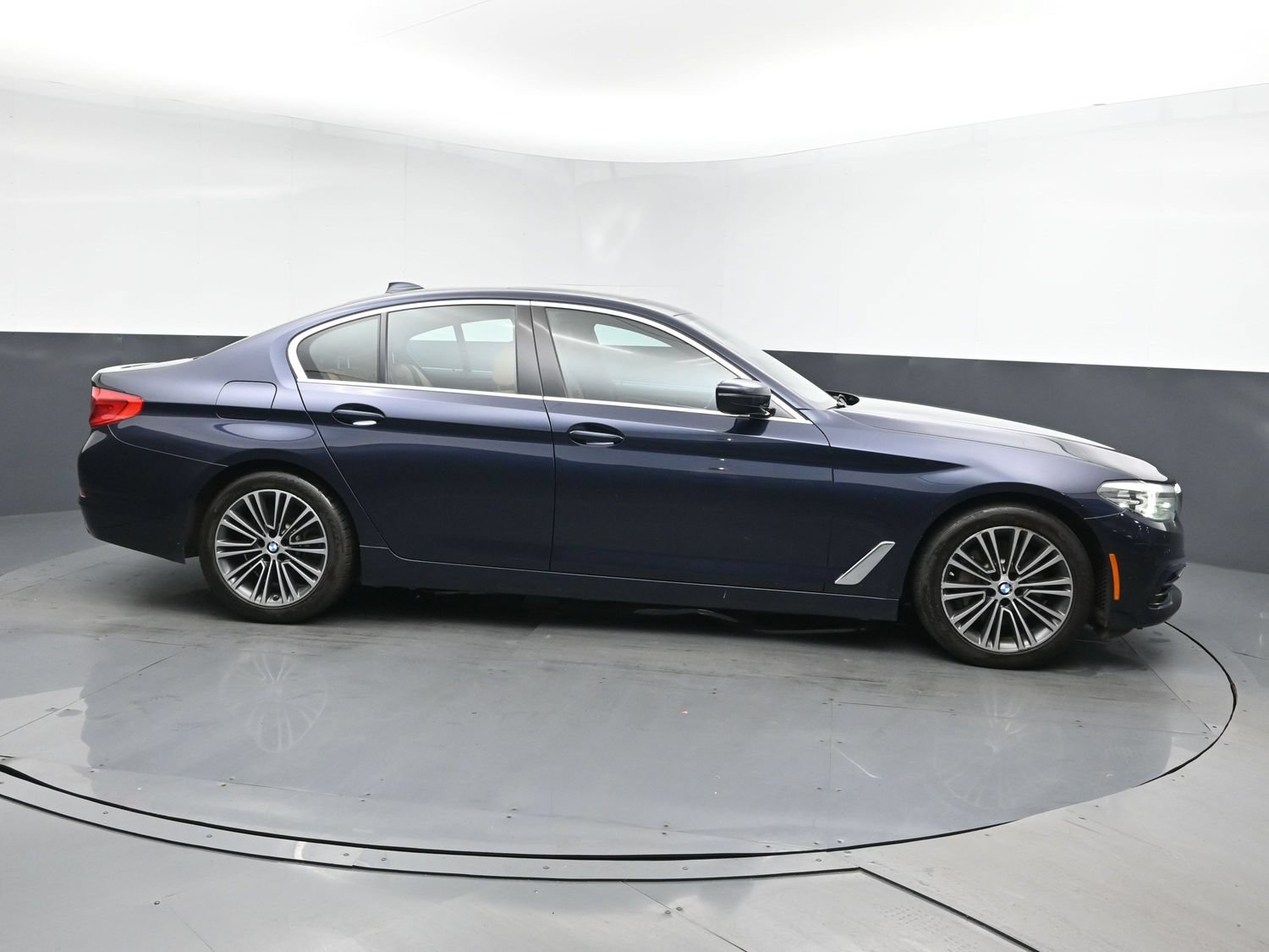 Used 2019 BMW 540i xDrive w/ Convenience Package AWD/4WD image 4