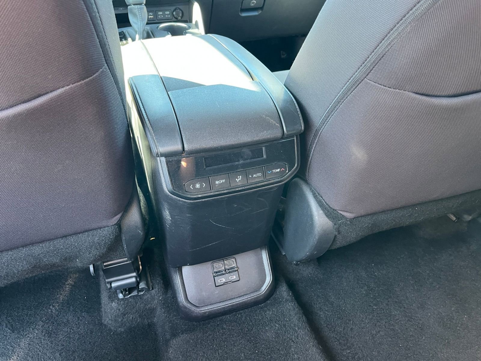 Used 2025 Toyota Highlander LE FWD image 25