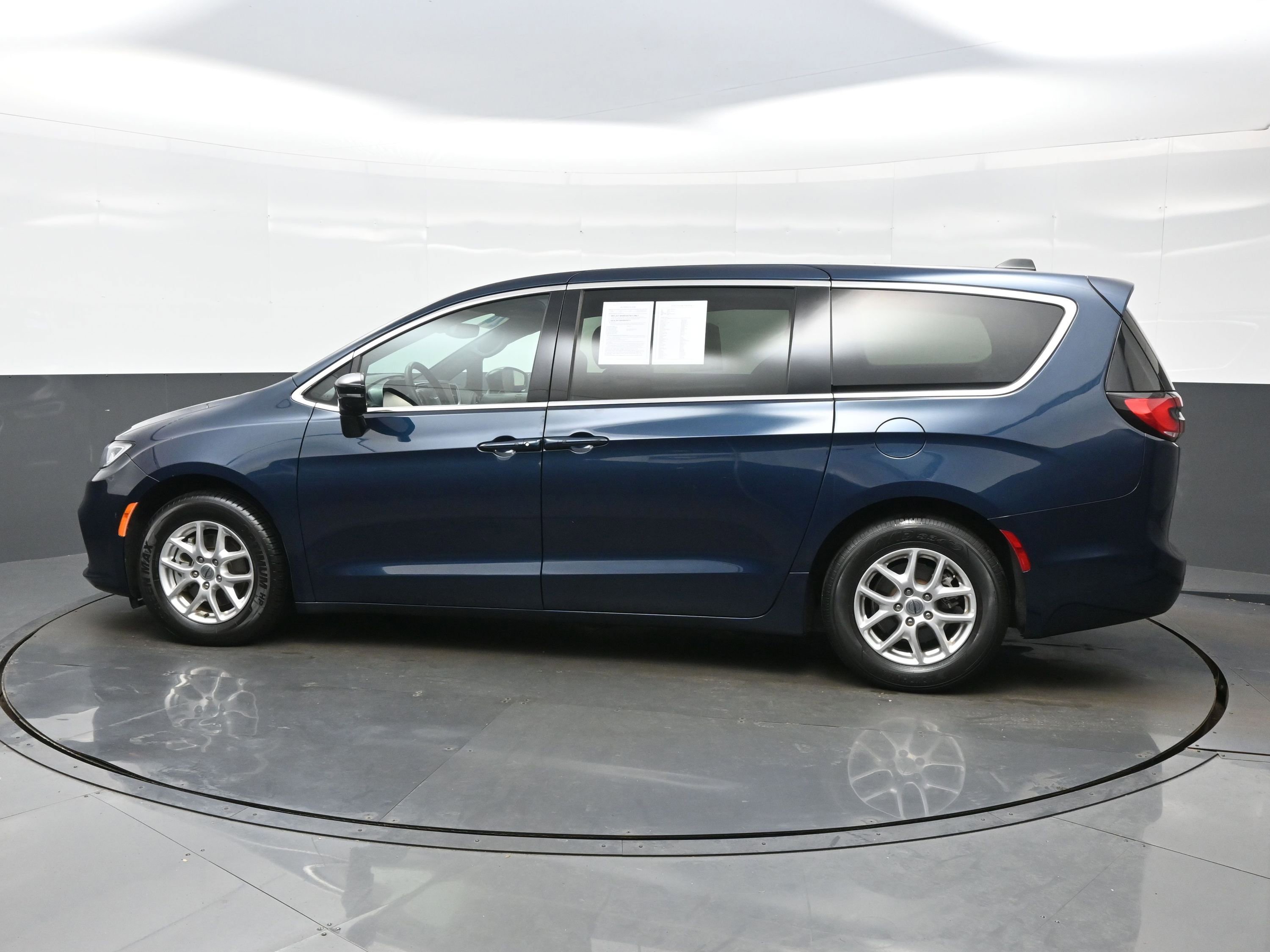 Used 2024 Chrysler Pacifica Touring FWD image 3