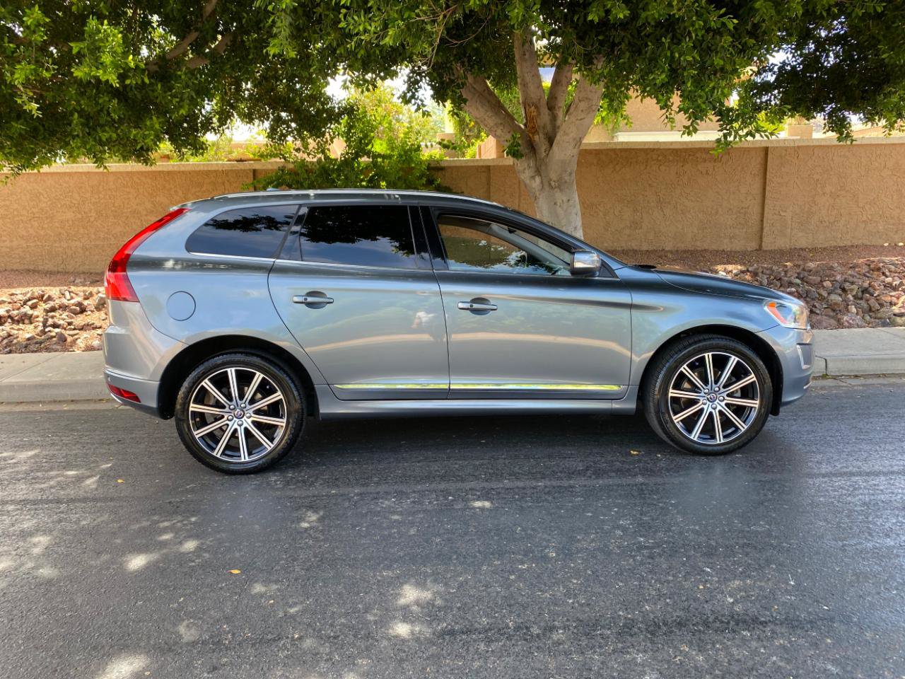Used 2016 Volvo XC60 T6 Platinum FWD image 4