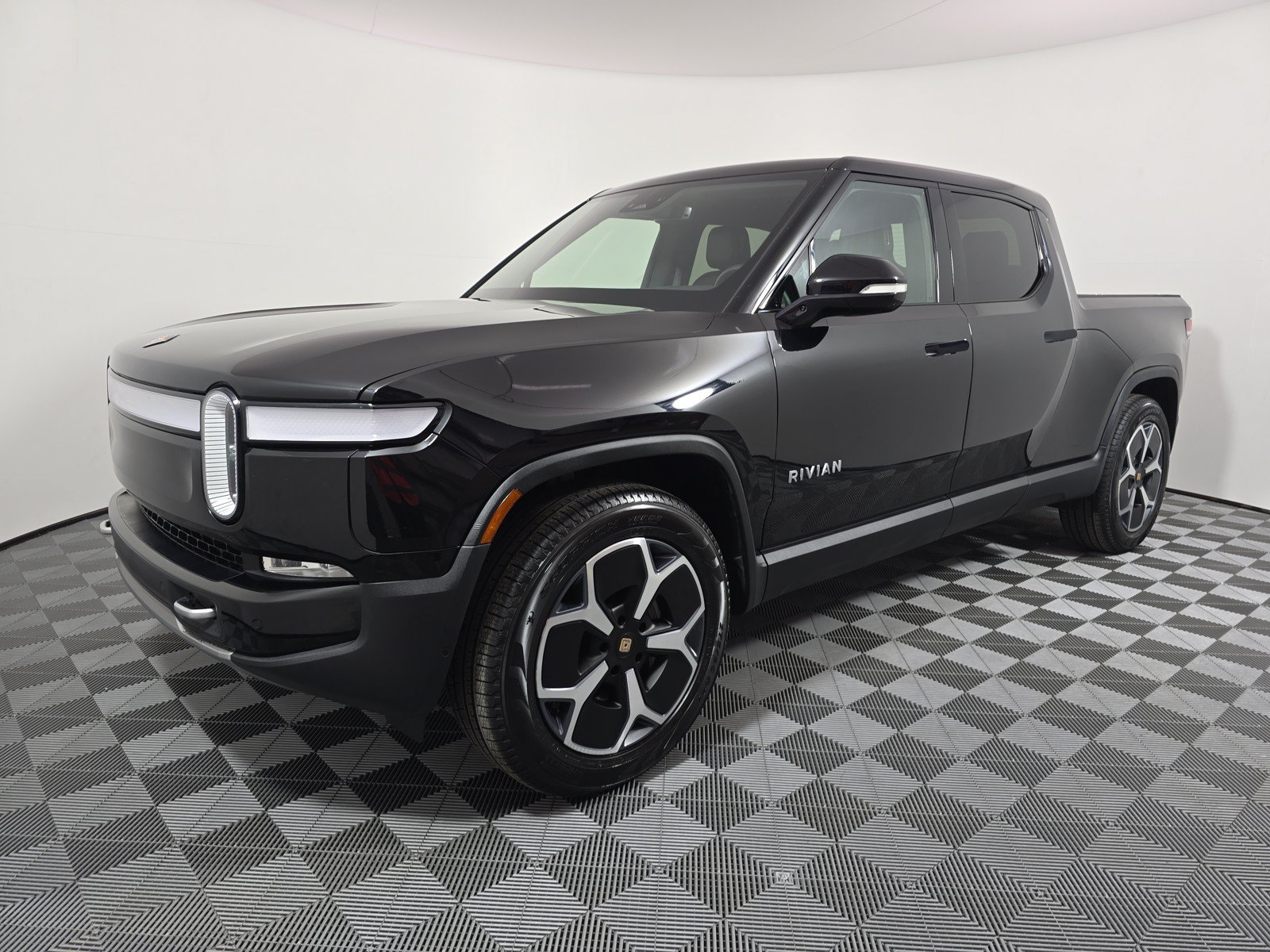 Used 2024 Rivian R1T Adventure AWD/4WD image 1