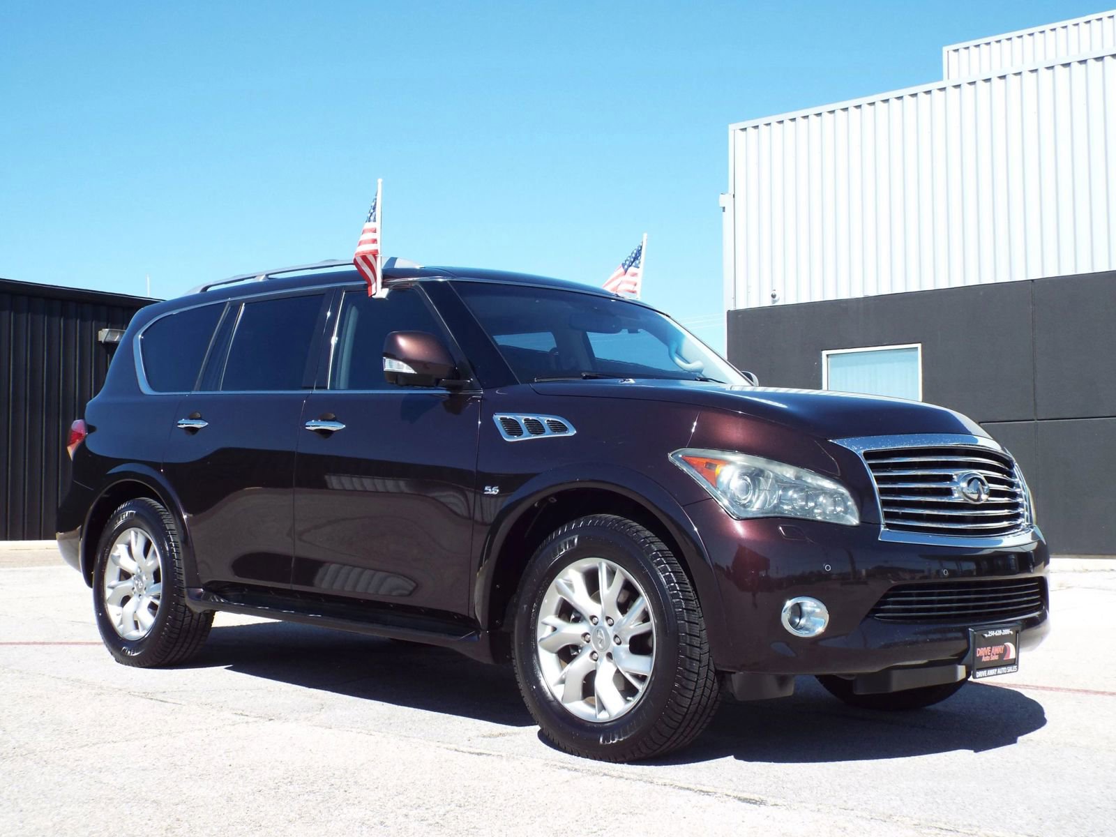 Used 2014 INFINITI QX80 4WD w/ Deluxe Touring Package image 3