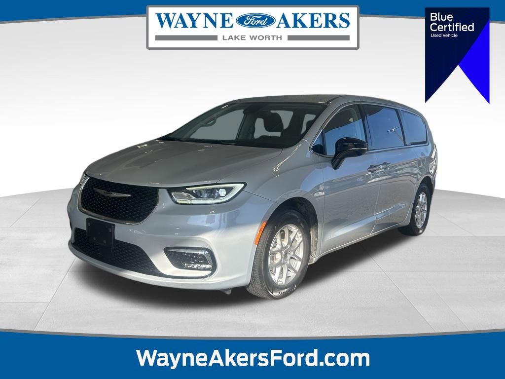 Used 2024 Chrysler Pacifica Touring-L image 1