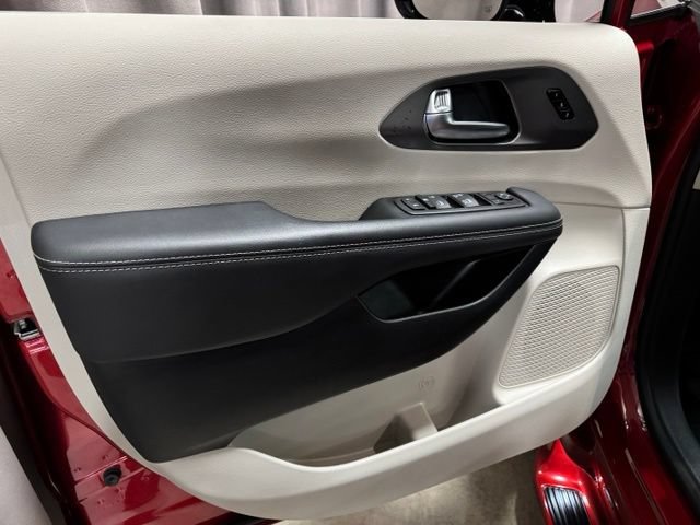 Used 2024 Chrysler Pacifica Touring-L FWD image 18