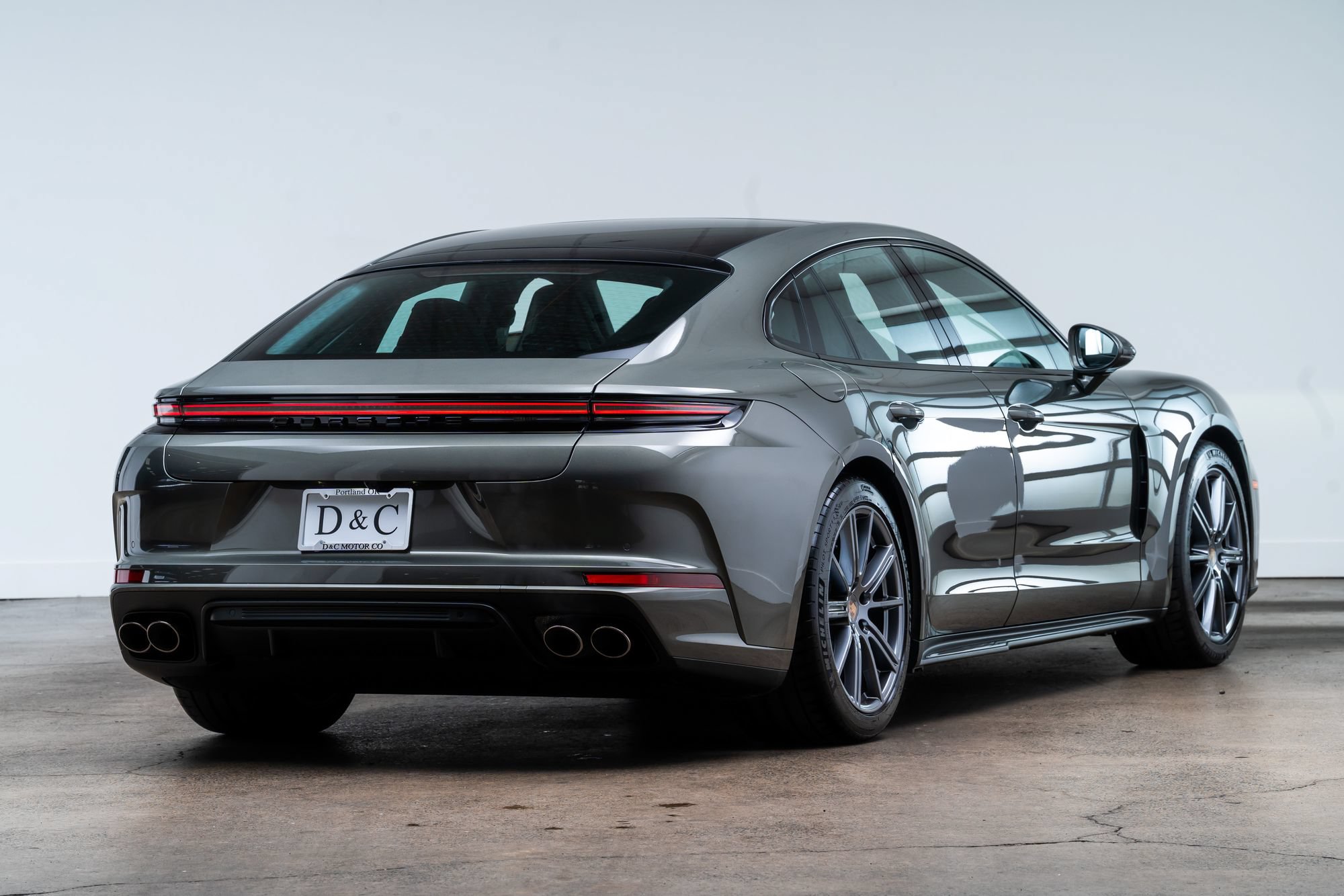 Used 2024 Porsche Panamera RWD image 8