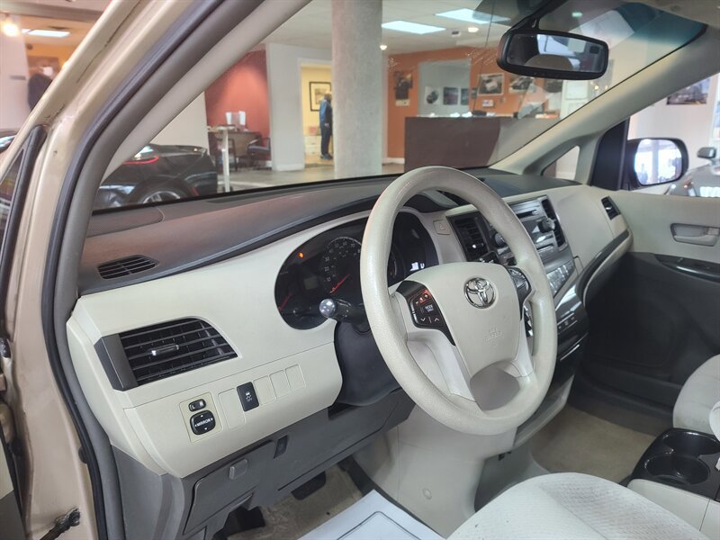 Used 2014 Toyota Sienna LE image 9
