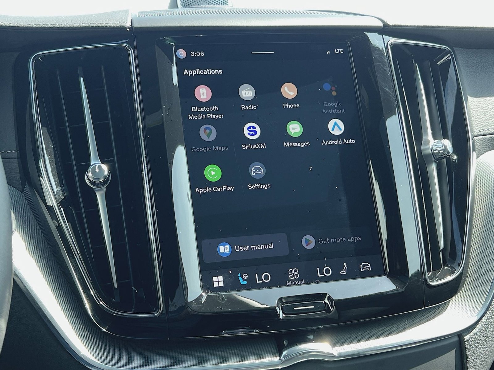 Certified 2024 Volvo XC60 T8 Ultimate w/ Climate Package image 18