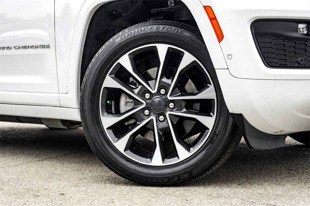 Used 2023 Jeep Grand Cherokee Overland image 2