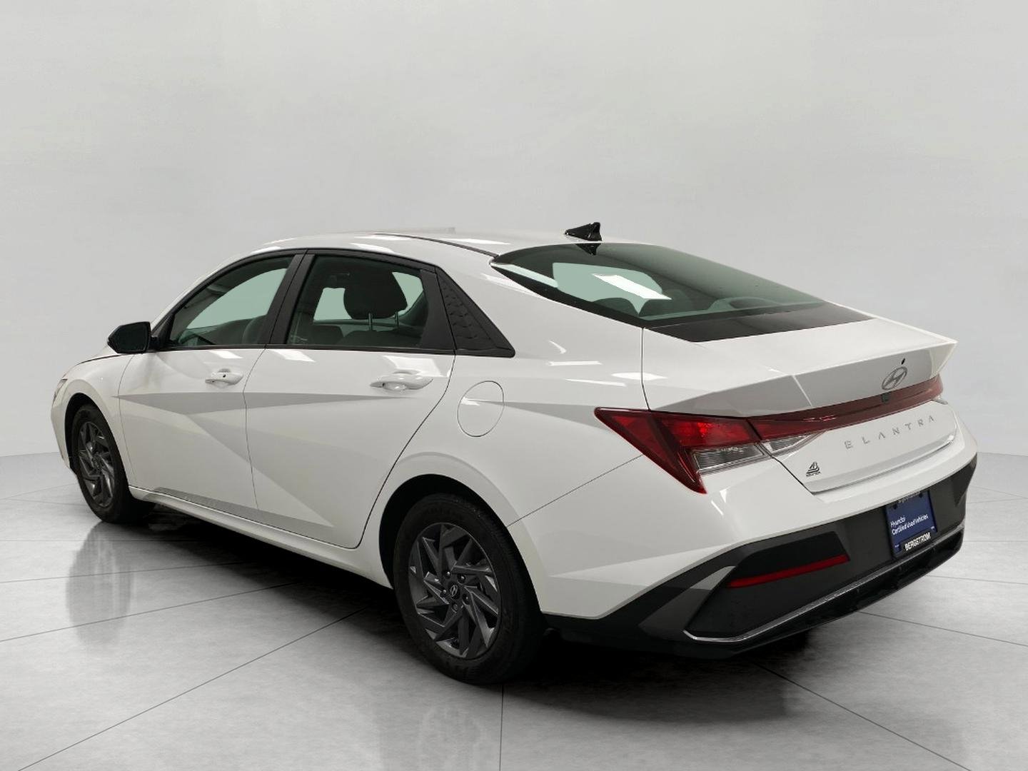 Certified 2024 Hyundai Elantra SEL FWD image 6