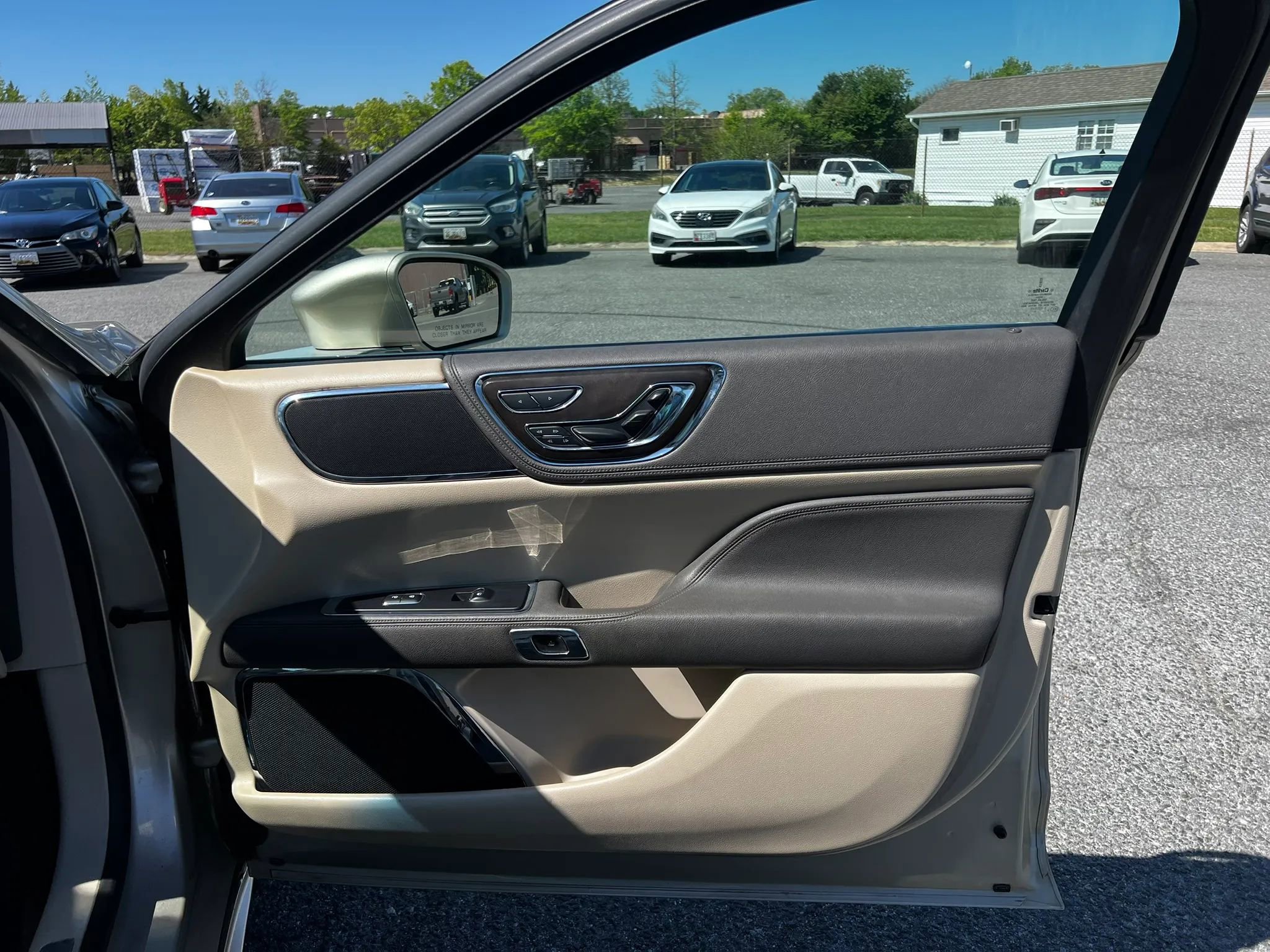 Used 2017 Lincoln Continental Reserve w/ Technology Package FWD image 26