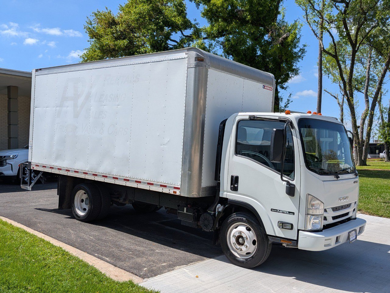 Used 2018 Isuzu NPR image 5