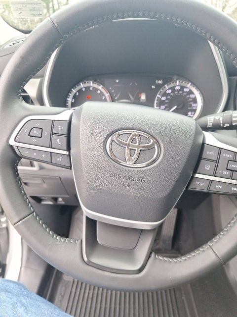 Used 2024 Toyota Highlander LE image 12