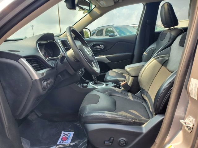 Used 2018 Jeep Cherokee Latitude Plus w/ Comfort/Convenience Group AWD/4WD image 19