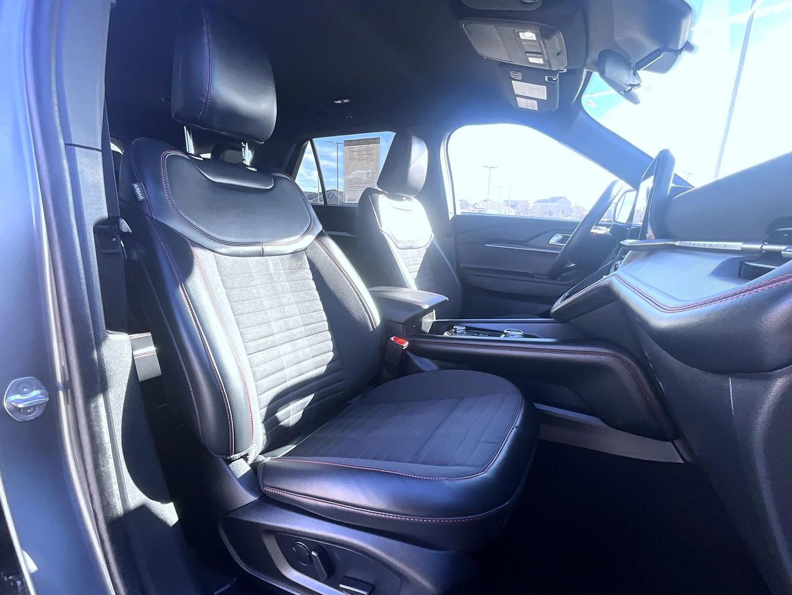 Used 2025 Ford Explorer ST-Line w/ ST-Line Street Pack image 16