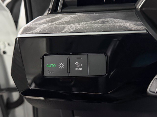 Used 2022 Audi e-tron Premium w/ Convenience Plus Package image 31