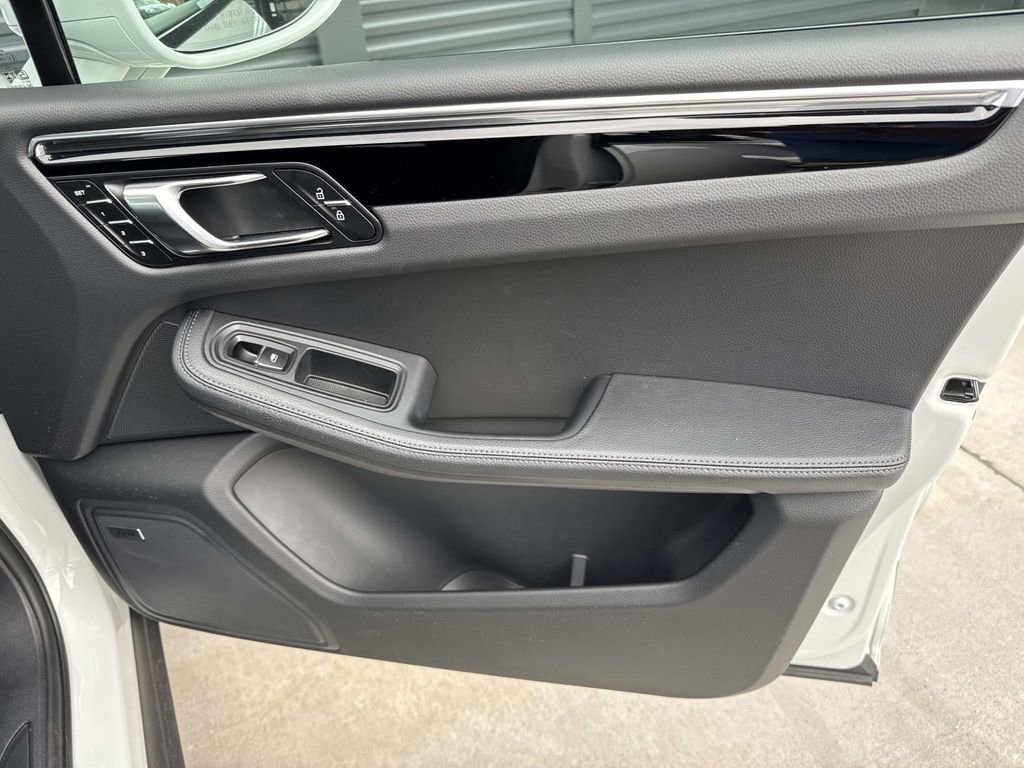 Certified 2025 Porsche Macan image 19