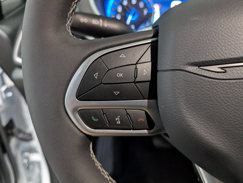 Used 2027 Chrysler Pacifica Select FWD image 19