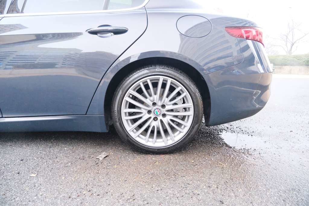 Used 2019 Alfa Romeo Giulia Ti w/ Quick Order Package 22Z Lusso image 7