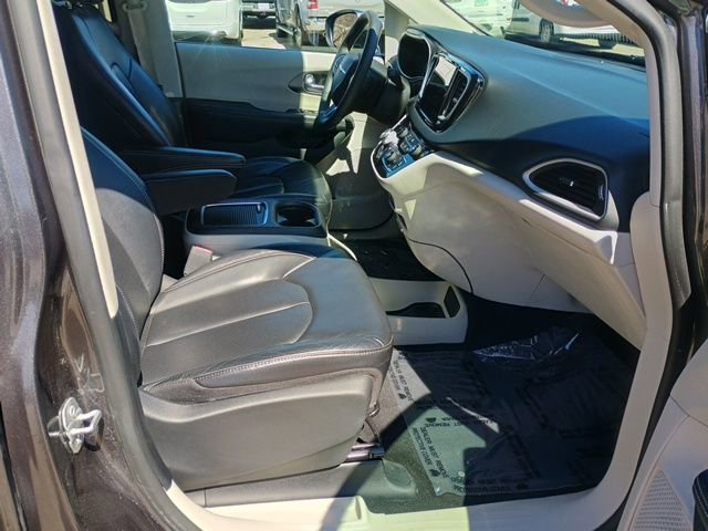 Used 2022 Chrysler Pacifica Touring-L image 14