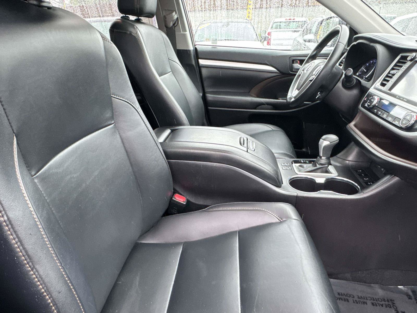 Used 2019 Toyota Highlander XLE w/ Carpet Mat Package (TMS) AWD/4WD image 17