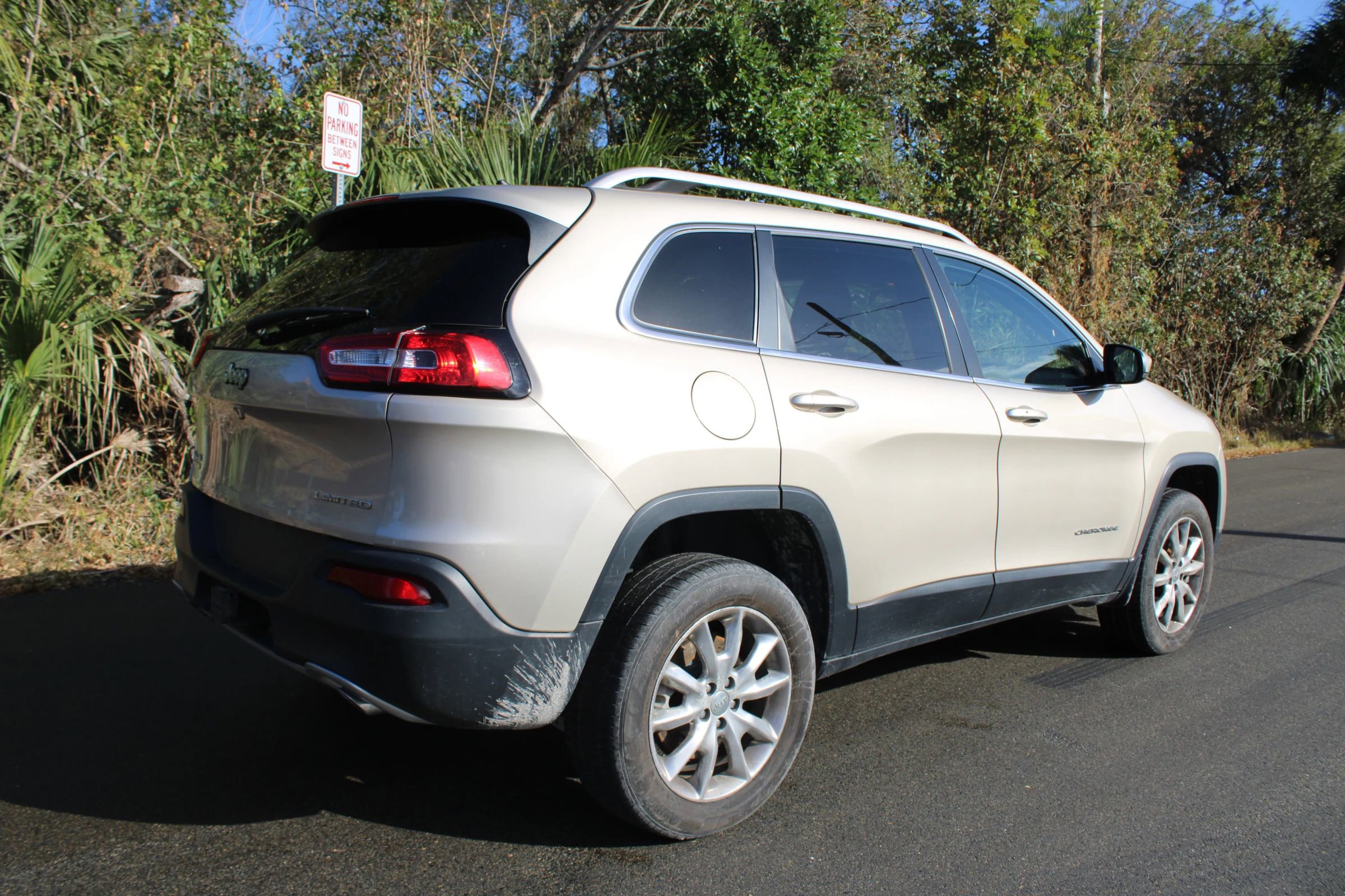 Used 2014 Jeep Cherokee Limited w/ Luxury Group image 9