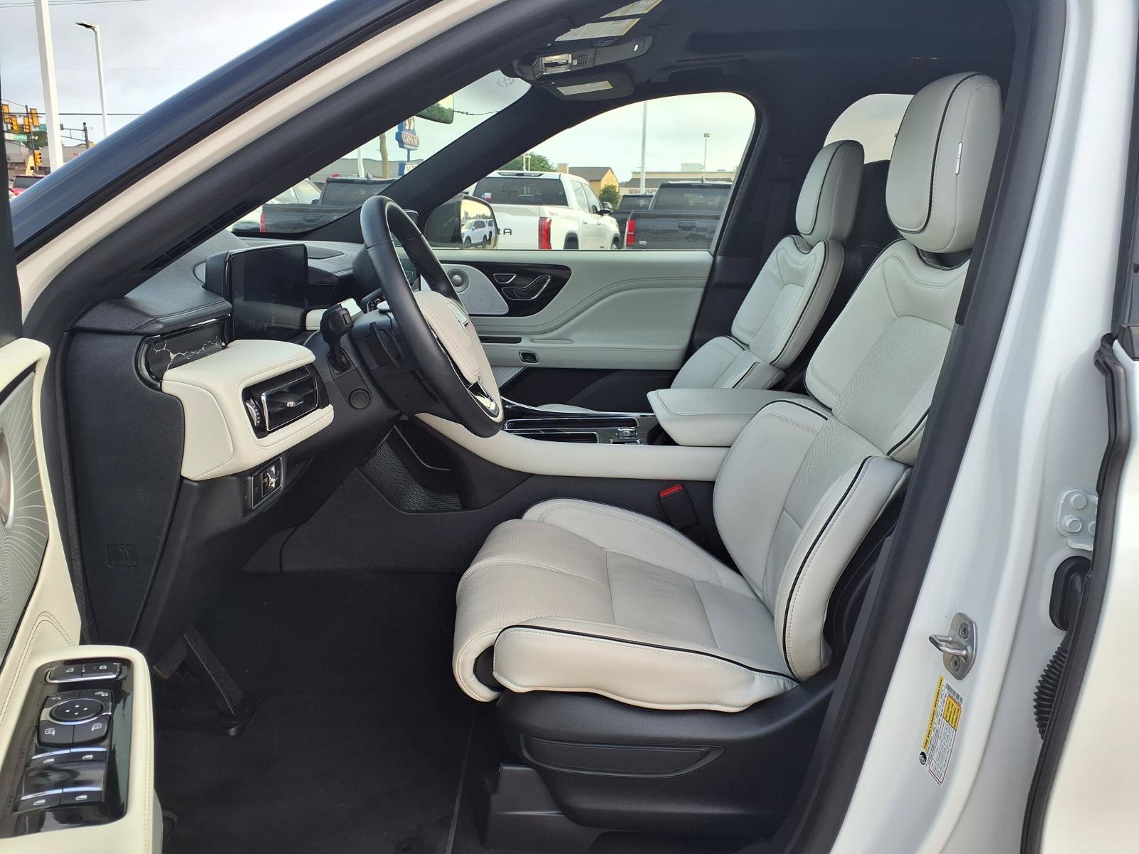 Used 2025 Lincoln Aviator Black Label w/ Jet Appearance Package AWD/4WD image 24