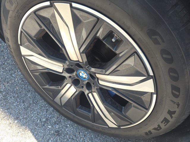 Used 2024 BMW iX xDrive50 w/ Premium Package AWD/4WD image 5