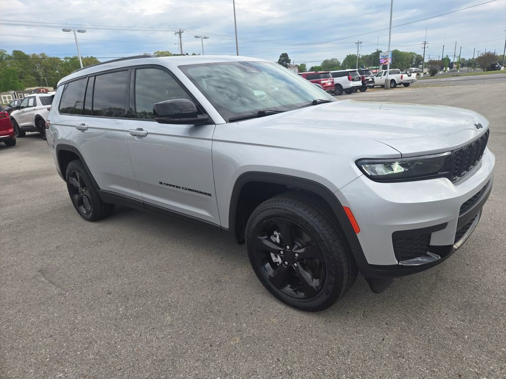 Used 2023 Jeep Grand Cherokee L Laredo AWD/4WD image 2
