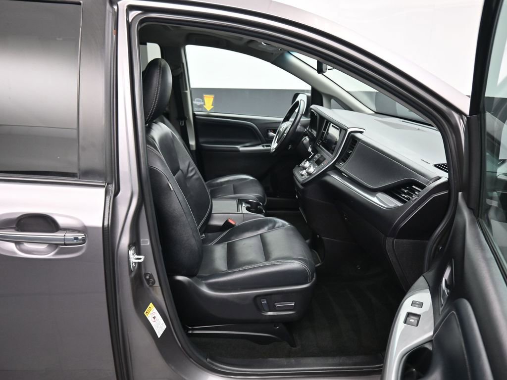 Used 2017 Toyota Sienna SE w/ SE Preferred Package image 54