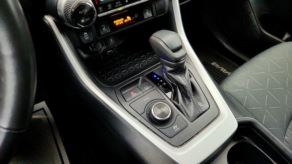 Used 2020 Toyota RAV4 XLE image 15