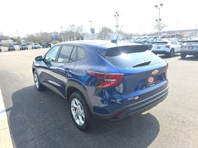 Used 2024 Chevrolet Trax LS w/ LS Convenience Package image 4