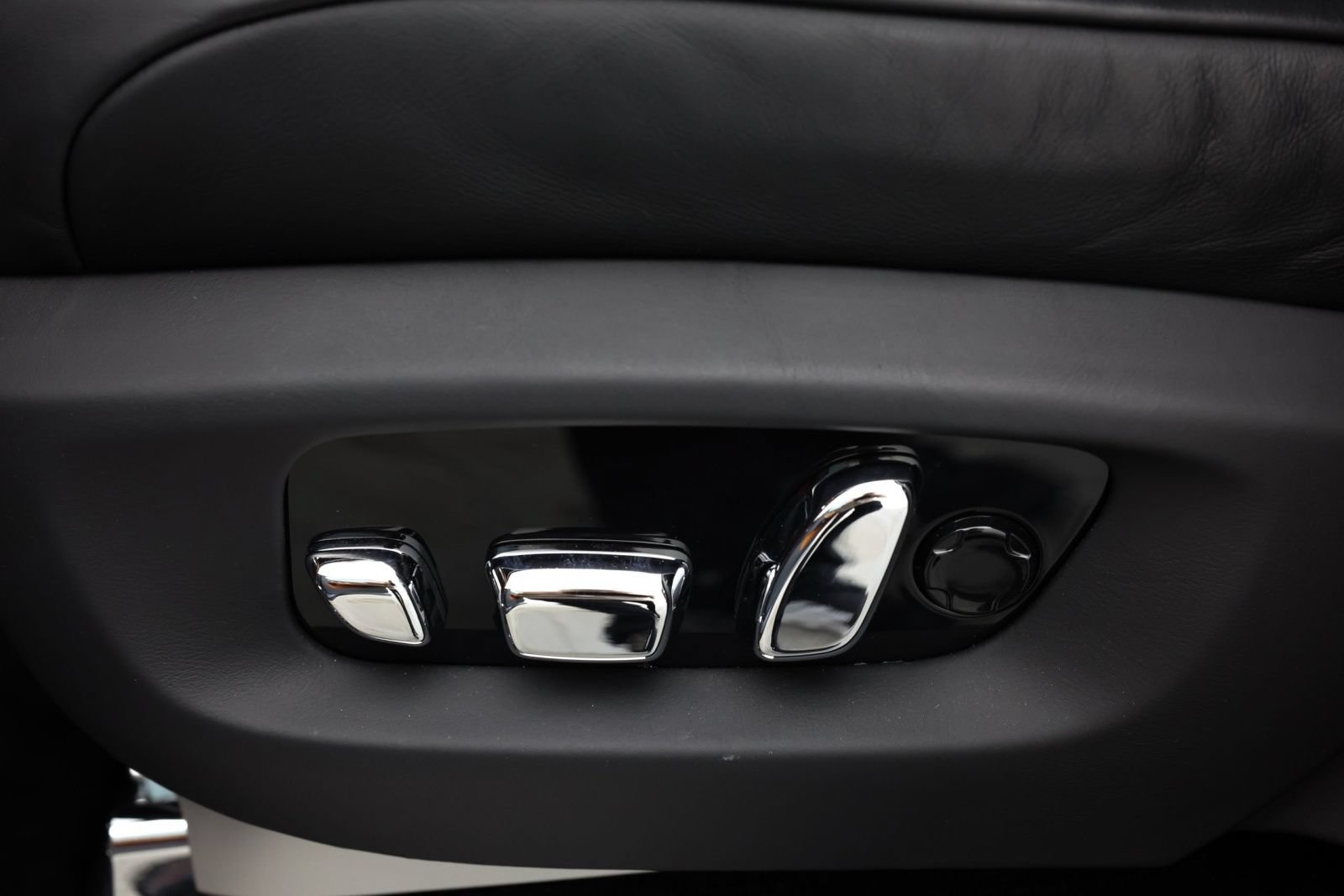 Certified 2023 Rolls-Royce Cullinan w/ Cullinan Package AWD/4WD image 12