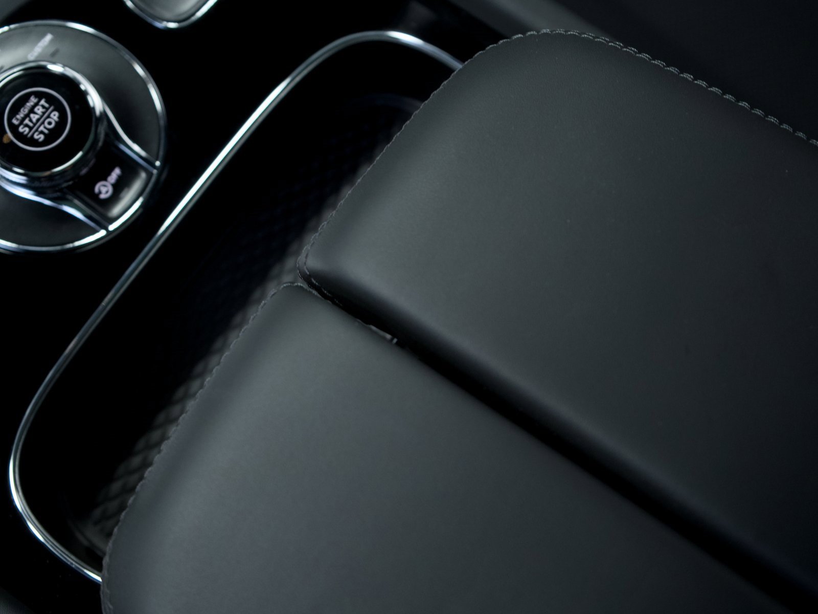 Used 2025 Bentley Bentayga image 34